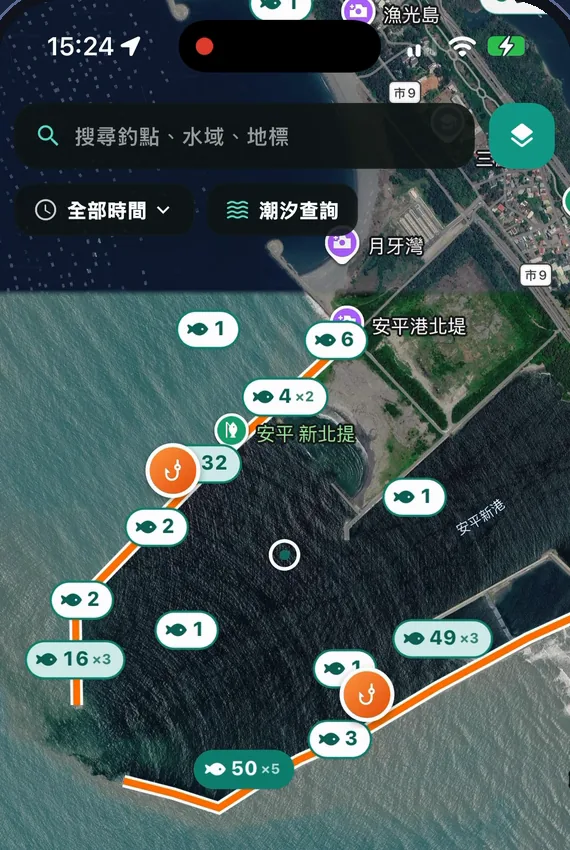 App 地圖真機畫面:臺南安平海岸的橘色政府公告垂釣區線與漁獲點