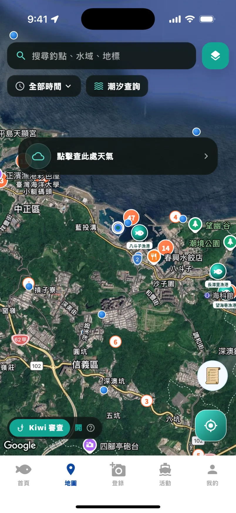 地圖分頁完整畫面：搜尋列、時間篩選、潮汐查詢、天氣帶、魚形標記與聚合數字