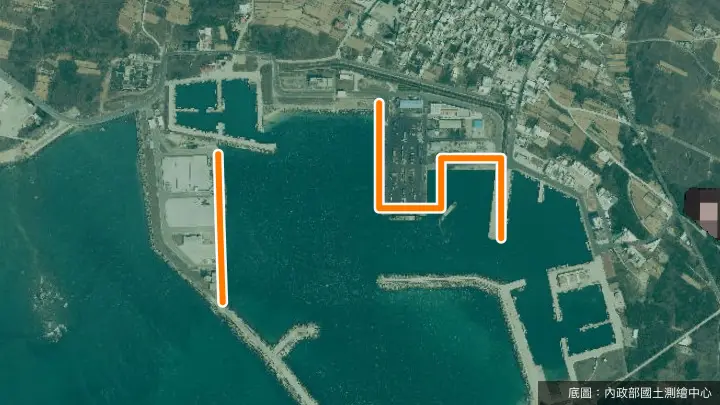 澎湖港・龍門尖山碼頭開放垂釣區1,000公尺政府公告垂釣範圍示意圖（航照上的橘色實線，以官方公告為準）
