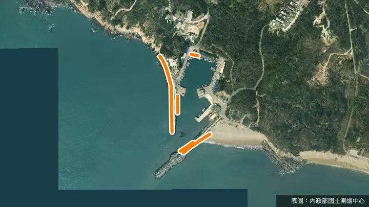新湖漁港政府公告垂釣範圍示意圖（航照上的橘色實線，以官方公告為準）