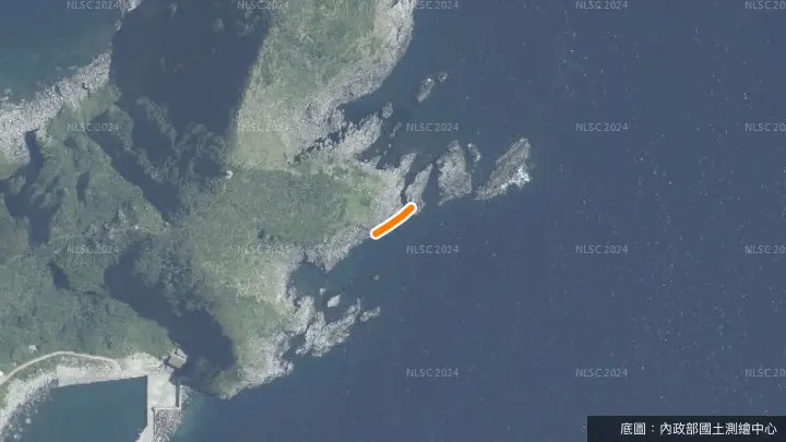 基隆嶼・東坑政府公告垂釣範圍示意圖（航照上的橘色實線，以官方公告為準）